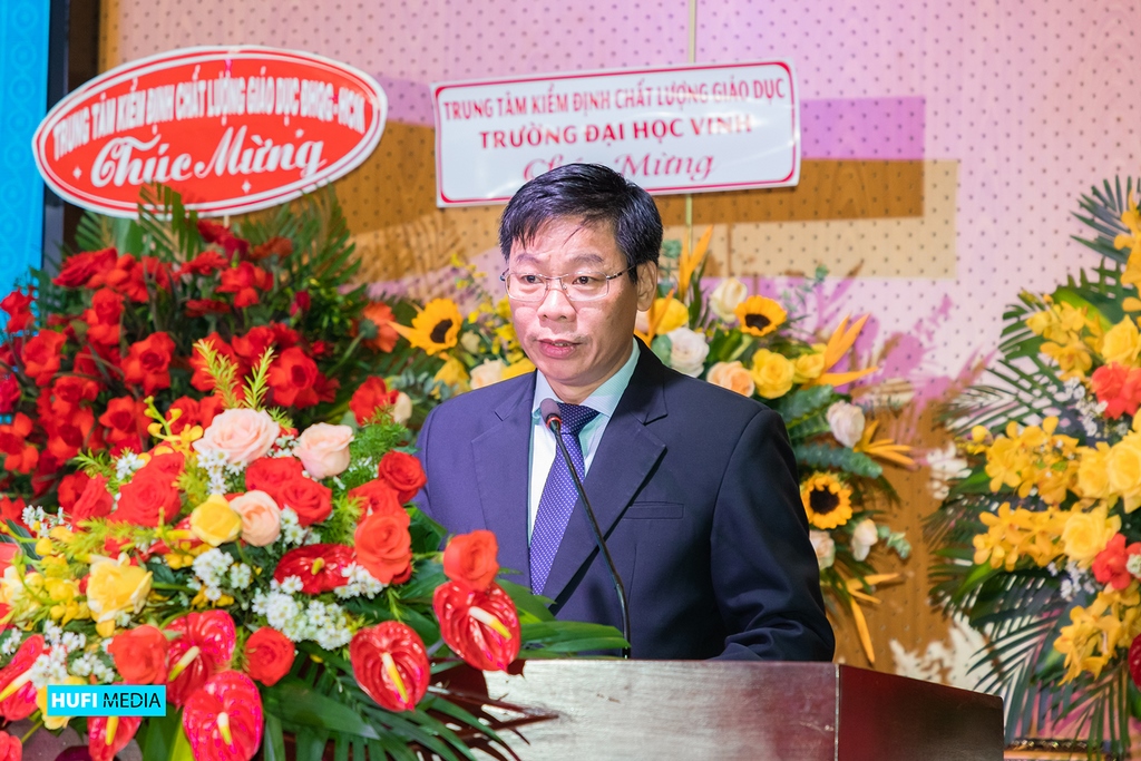 HUFI rewards nearly 500 million VND to new Bachelors and Engineers