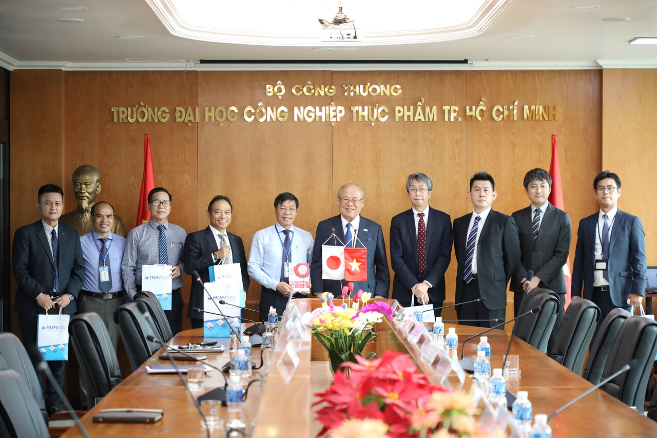President Nguyen Xuan Hoan receives the general Manager of Domestic Support Headquarters, Vietnam - Japan university